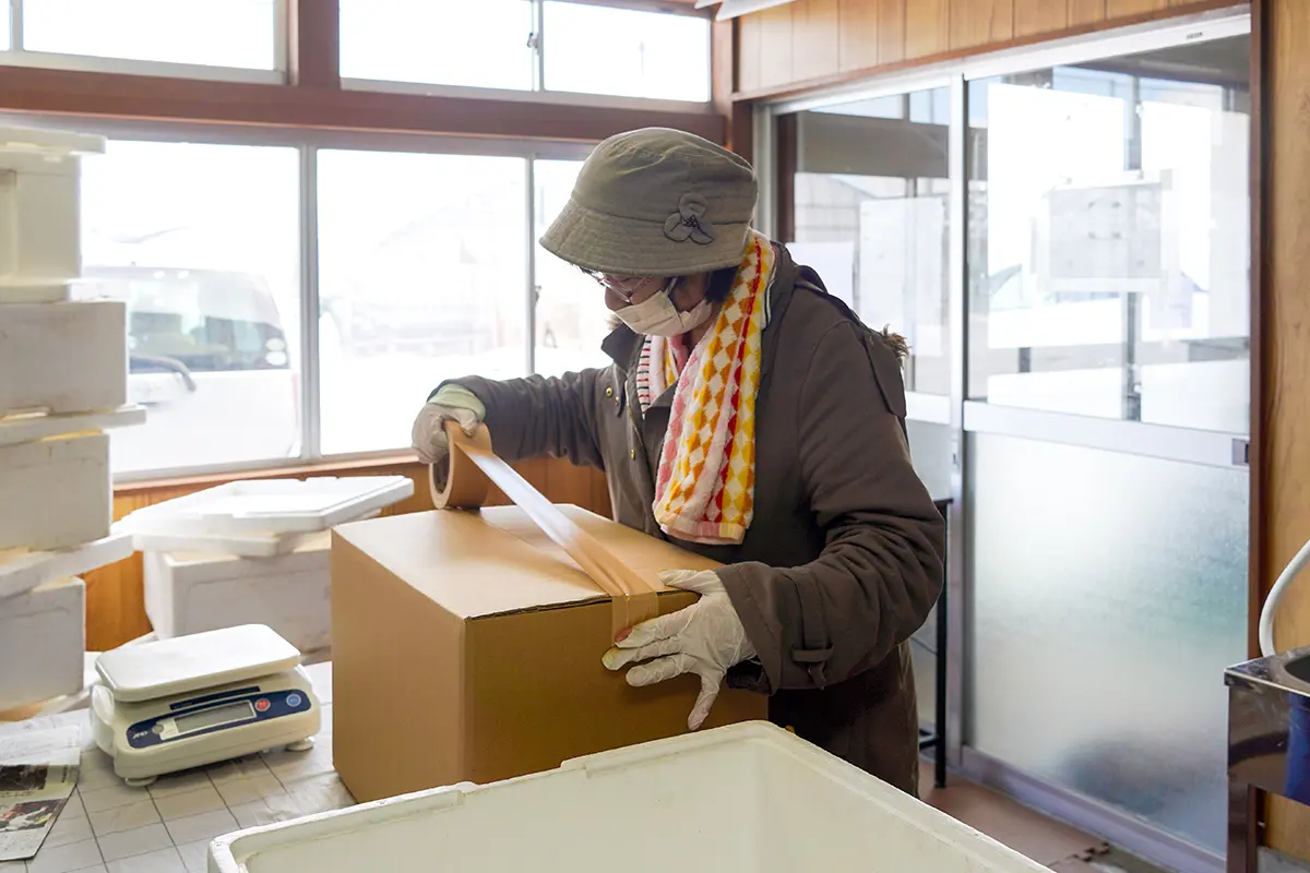 農場管理棟での出荷に関わる作業